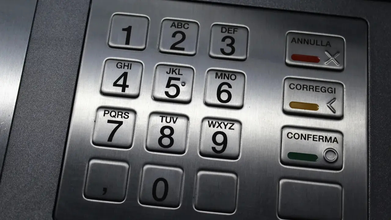Tastiera di un bancomat, con numeri e tasti funzione. Spero che nessuno mi abbia visto il pin del bancomat mentre lo digitavo.