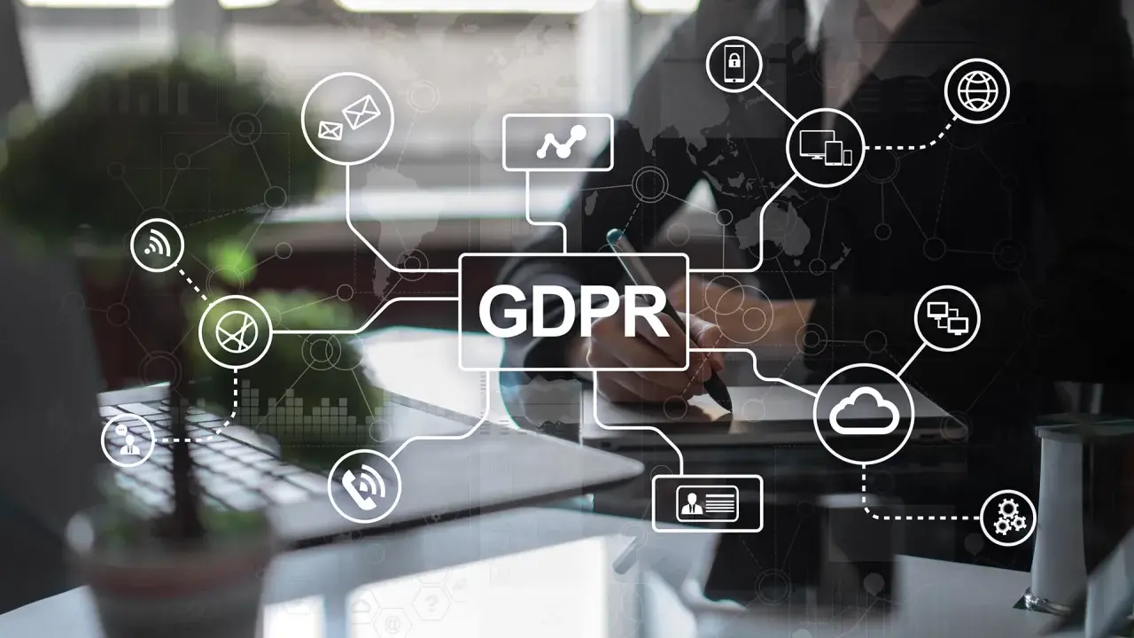 Persona che lavora su un tablet, con un diagramma che mostra il GDPR e icone relative alla privacy e alla tecnologia. La legge privacy in vigore è al centro.