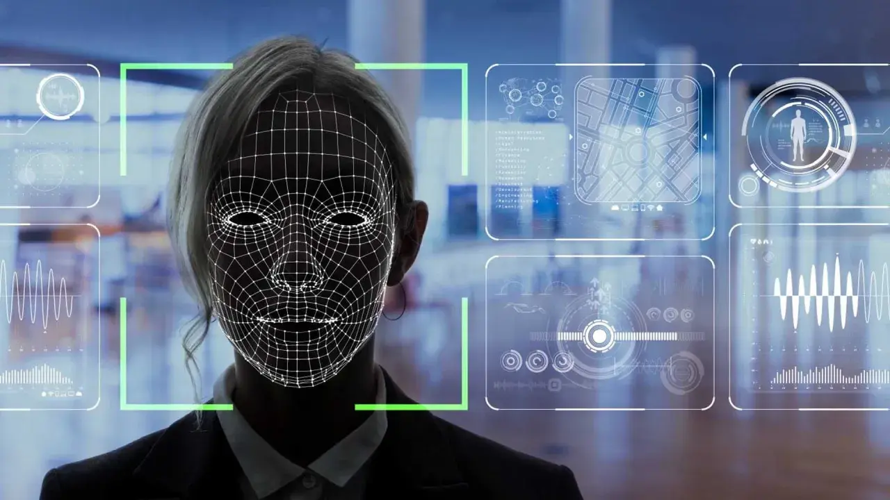 Riconoscimento facciale per dati biometrici e sicurezza. Un volto femminile è sovrapposto a una griglia wireframe, circondato da grafici e dati.