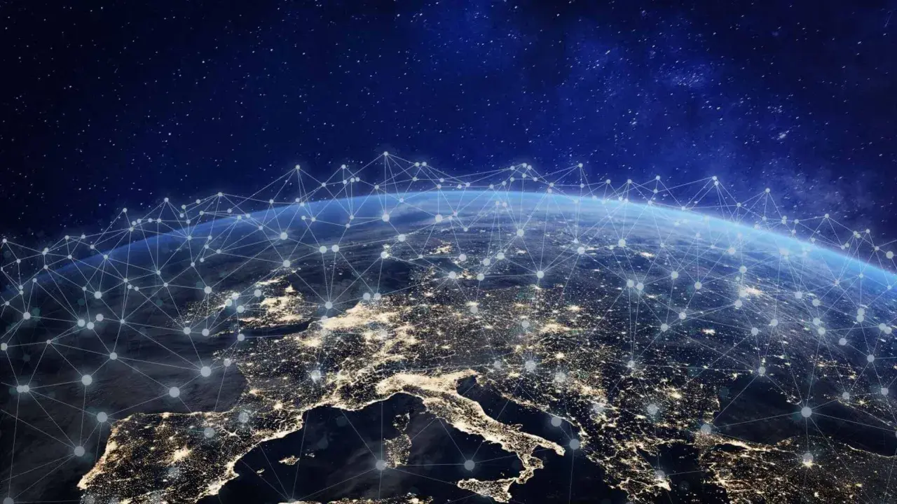 La Terra di notte, illuminata dalle città, è connessa da una rete digitale che simboleggia il cloud act e la connettività globale.