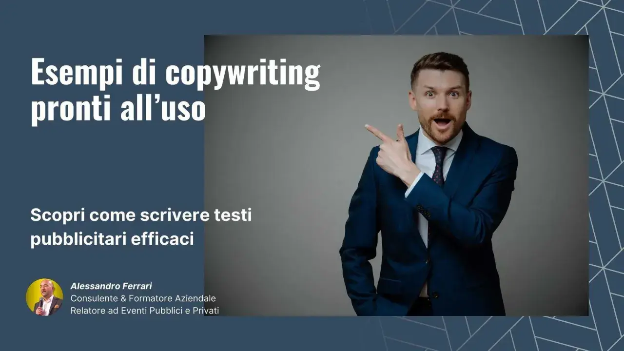 Uomo in abito blu indica esempi di copywriting e frasi pubblicitarie efficaci. Alessandro Ferrari, consulente.