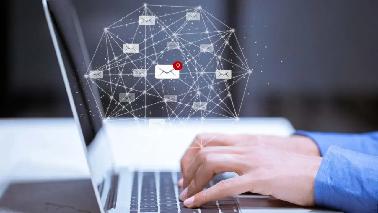 Mani che digitano su un laptop, con un grafico di email connesse e un **tracking pixel** che indica nuove notifiche.