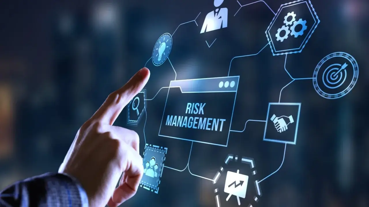 Dito un dito interagisce con un pannello "Risk Management" che mostra icone per analisi, persone, ingranaggi, obiettivi e accordi, illustrando il **cyber risk management**.