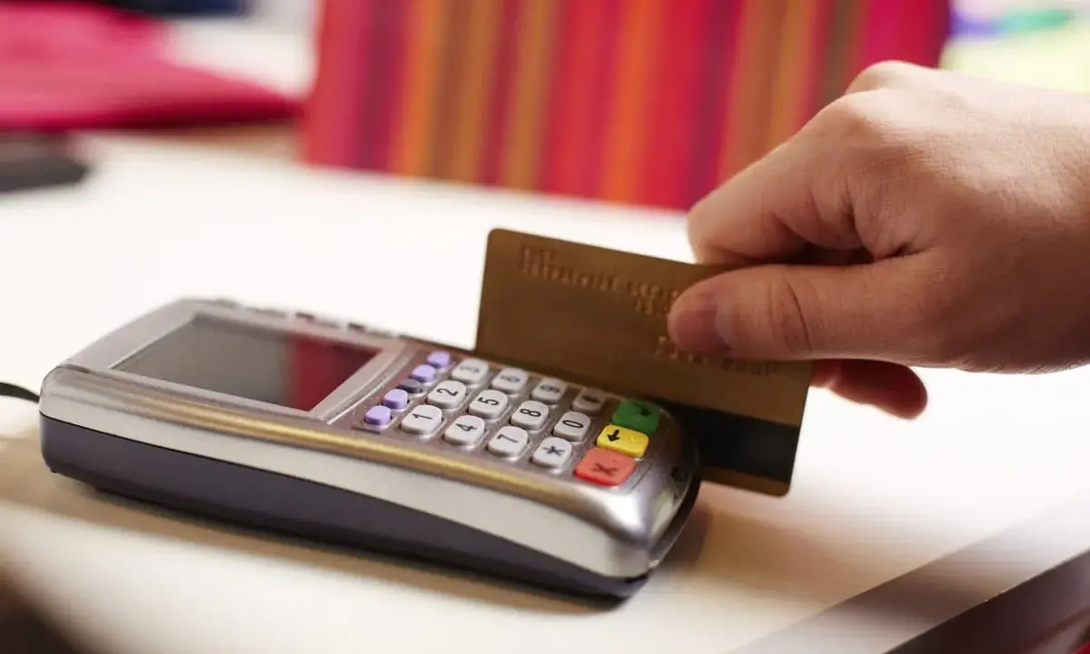 Pagamento con carta di credito. Se la carta è clonata, i tempi rimborso sono una preoccupazione.