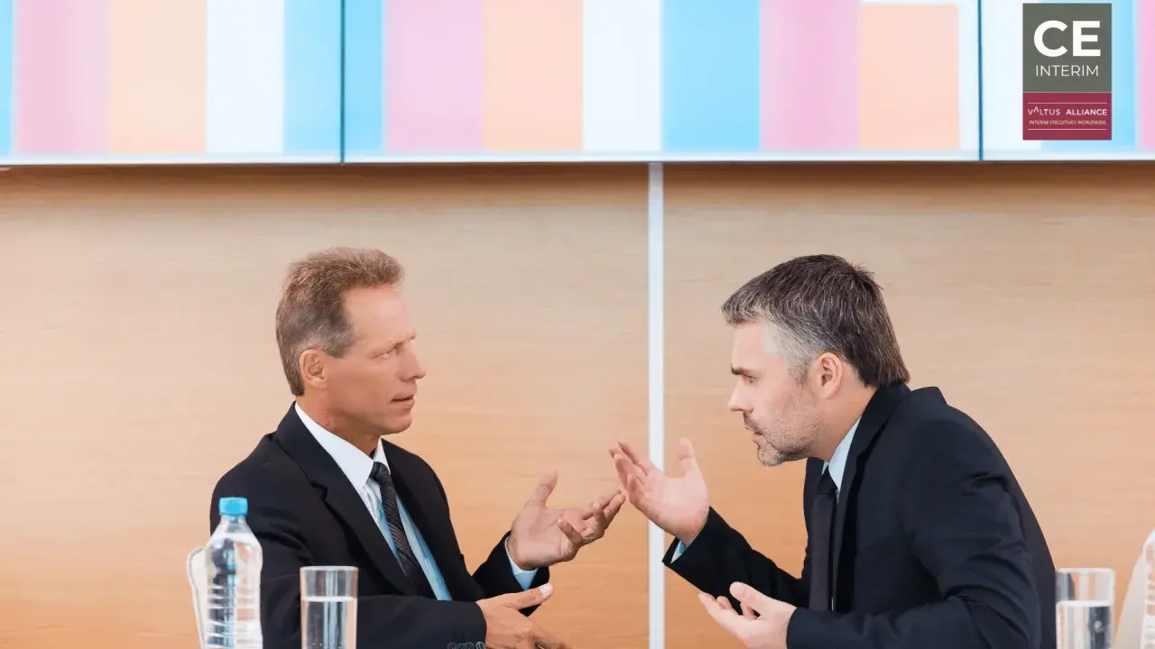 Due uomini d'affari discutono animatamente, mostrando come un business controller analizza dati e strategie per il successo aziendale.