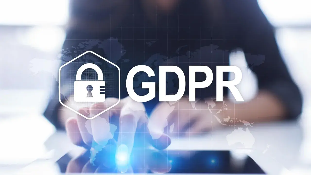 Icona lucchetto e testo GDPR su sfondo di mani che interagiscono con un tablet. Il responsabile del trattamento dati è al centro.