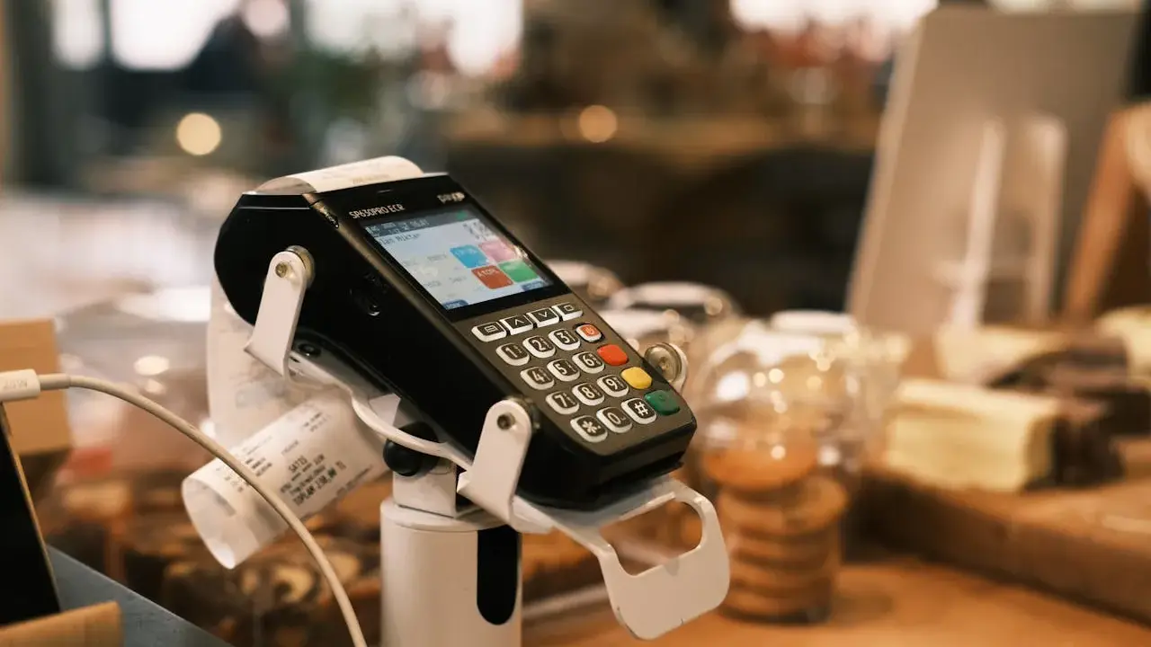 Terminale POS con scontrino stampato, pronto per la chiusura POS obbligatoria a fine giornata.