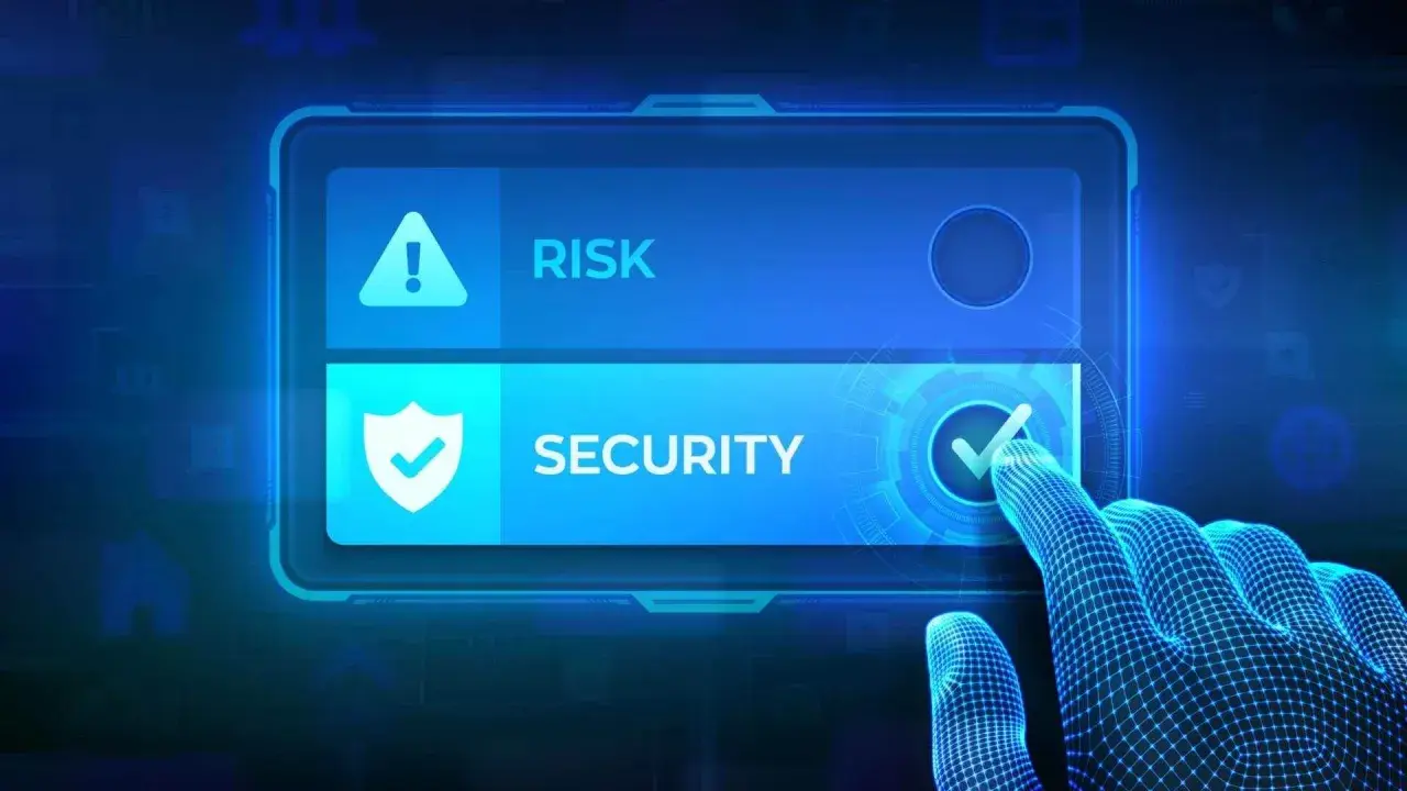 Dito, un dito digitale seleziona "Security" su uno schermo, indicando gli orientamenti EBA per le esternalizzazioni.