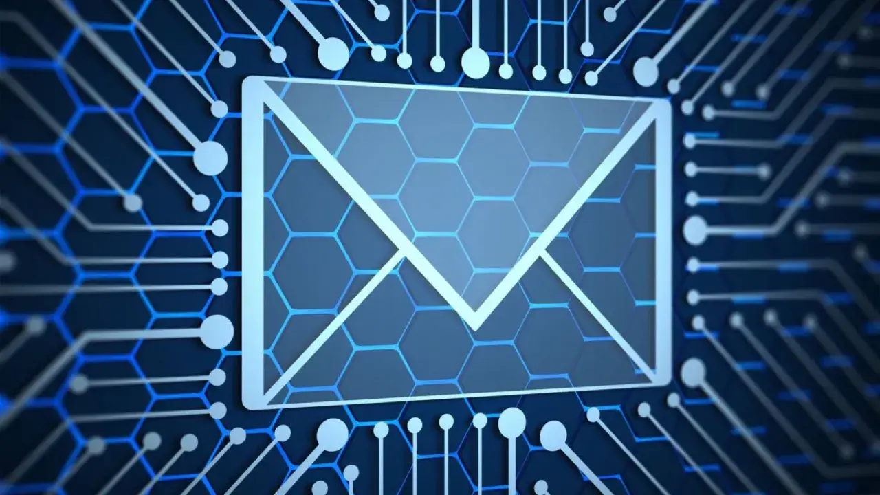 Busta digitale su sfondo blu con circuiti, simbolo di violazione della privacy sul posto di lavoro e accesso non autorizzato alle comunicazioni.