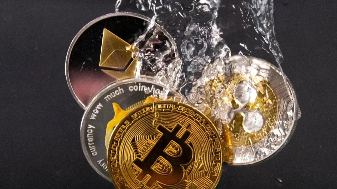 Monete di criptovalute, tra cui Bitcoin ed Ethereum, immerse nell'acqua. Un'immagine che evoca la volatilità e il potenziale delle criptovalute, come quelle che potresti considerare per il tuo 730.