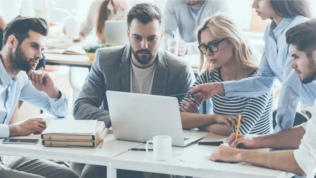 Team collabora su un progetto, mostrando un'efficace comunicazione interna aziendale.