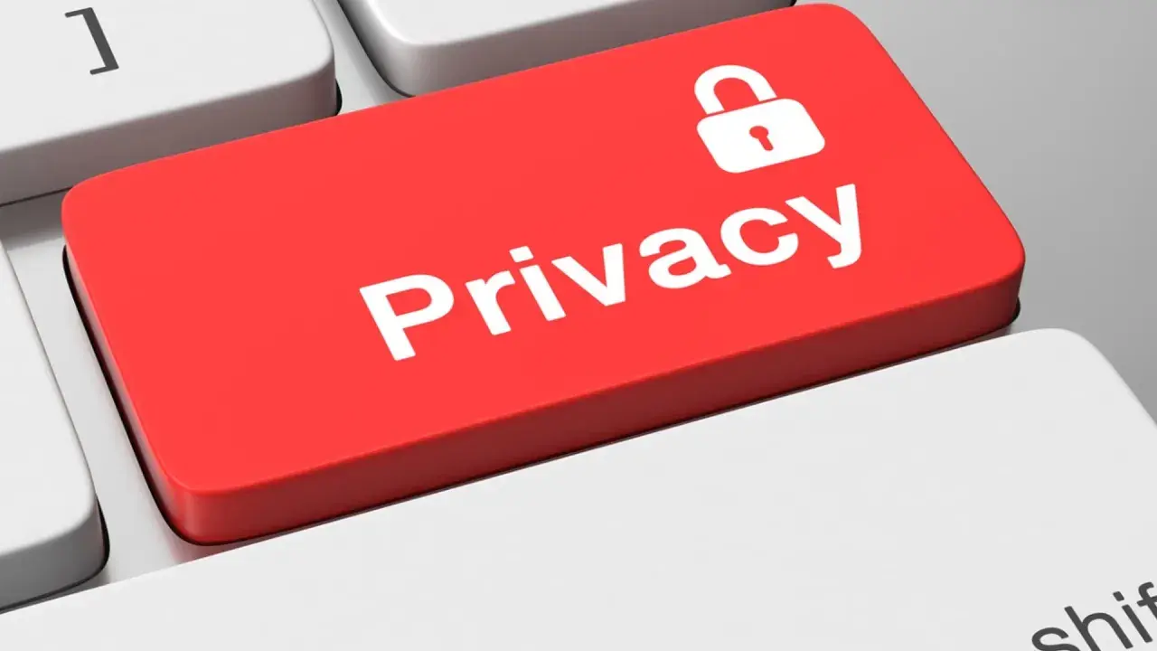 Tasto rosso "Privacy" con lucchetto, simboleggia cosa fanno i tracker: invadono la nostra privacy.