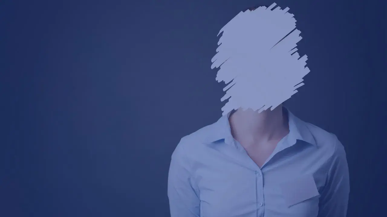 Persona con volto oscurato, simbolo della pseudonimizzazione dei dati per proteggere l'identità.
