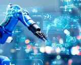 Braccio robotico blu interagisce con interfacce digitali futuristiche, simboleggiando il piano transizione 4.0 e l'automazione industriale.