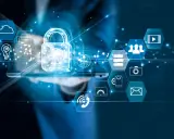 Icone di sicurezza digitale e cloud su uno smartphone, con un lucchetto luminoso al centro. La **application security** è fondamentale per proteggere i dati.