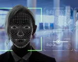 Riconoscimento facciale per dati biometrici e sicurezza. Un volto femminile è sovrapposto a una griglia wireframe, circondato da grafici e dati.