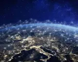 La Terra di notte, illuminata dalle città, è connessa da una rete digitale che simboleggia il cloud act e la connettività globale.
