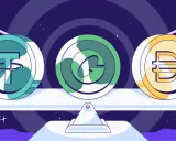 Bilancia con tre monete digitali: Tether, Gemini Dollar e DAI. Capire cosa sono gli stablecoin è fondamentale per navigare nel mondo crypto.