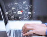 Mani che digitano su un laptop, con un grafico di email connesse e un **tracking pixel** che indica nuove notifiche.