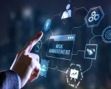 Dito un dito interagisce con un pannello "Risk Management" che mostra icone per analisi, persone, ingranaggi, obiettivi e accordi, illustrando il **cyber risk management**.