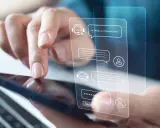Dita interagisce con un'interfaccia di chat virtuale su uno smartphone, mostrando il controllo della chat.