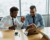 Due professionisti discutono idee per una strategia di comunicazione efficace. Un'agenzia di comunicazione cosa fa? Crea progetti per il successo dei clienti.