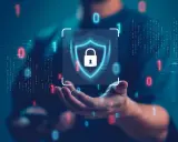 Scudo con lucchetto e codice binario fluttuante, simbolo di cybersecurity Italia.