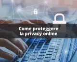 Mani su tastiera di laptop, simboli di lucchetto e linee di connessione indicano la necessità di proteggere la privacy online.