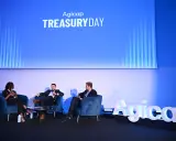 Panel di discussione al Treasury Day Agicap. Un responsabile tesoreria e altri relatori discutono su poltrone blu.