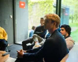 Un giovane junior consultant ascolta attentamente, pronto a imparare e contribuire.