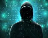Silhouette di hacker su sfondo di codice binario. Attenzione alle criptovalute da evitare.