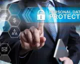 Uomo in giacca e cravatta tocca uno schermo con icone digitali. Il testo "PERSONAL DATA PROTECTION" e un lucchetto indicano la minimizzazione dei dati e la sicurezza.