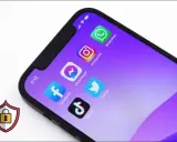 Schermo di uno smartphone con icone di app social. Un simbolo di scudo con lucchetto suggerisce preoccupazioni sulla privacy e il tracciamento cross-site.
