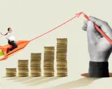 Uomo su razzo di carta, simbolo di crescita finanziaria guidata da un capo del controlling che disegna il futuro con una matita.