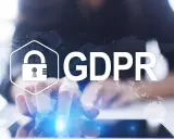 Icona lucchetto e testo GDPR su sfondo di mani che interagiscono con un tablet. Il responsabile del trattamento dati è al centro.