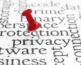 Puntina rossa su "privacy" in un testo che parla di protezione dati e sicurezza. La privacy by default è fondamentale.