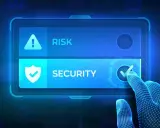Dito, un dito digitale seleziona "Security" su uno schermo, indicando gli orientamenti EBA per le esternalizzazioni.
