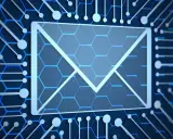 Busta digitale su sfondo blu con circuiti, simbolo di violazione della privacy sul posto di lavoro e accesso non autorizzato alle comunicazioni.