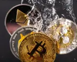 Monete di criptovalute, tra cui Bitcoin ed Ethereum, immerse nell'acqua. Un'immagine che evoca la volatilità e il potenziale delle criptovalute, come quelle che potresti considerare per il tuo 730.