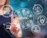 Interfaccia digitale con icone che rappresentano la protezione dei dati, il GDPR e il **dato biometrico**.