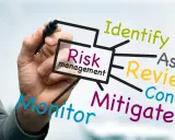 Un diagramma illustra i passaggi del **risk management ISO 31000**: Identify, Assess, Review, Control, Mitigate, Monitor.