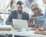 Team collabora su un progetto, mostrando un'efficace comunicazione interna aziendale.
