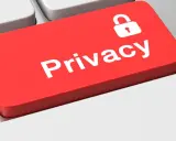 Tasto rosso "Privacy" con lucchetto, simboleggia cosa fanno i tracker: invadono la nostra privacy.