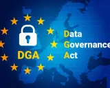 Simboli dell'UE e lucchetto su sfondo di codice binario. Testo: "Data Governance Act" (DGA).
