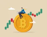 Uomo d'affari su una moneta Bitcoin, con grafici di criptovalute che indicano un valore di 5.000 euro.