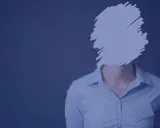 Persona con volto oscurato, simbolo della pseudonimizzazione dei dati per proteggere l'identità.