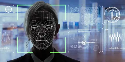 Riconoscimento facciale per dati biometrici e sicurezza. Un volto femminile è sovrapposto a una griglia wireframe, circondato da grafici e dati.