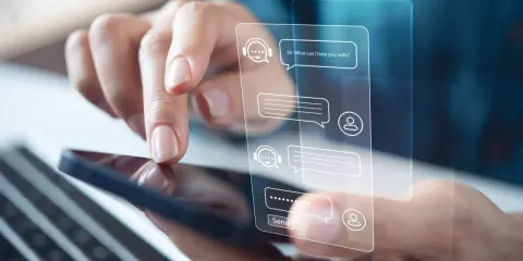 Dita interagisce con un'interfaccia di chat virtuale su uno smartphone, mostrando il controllo della chat.