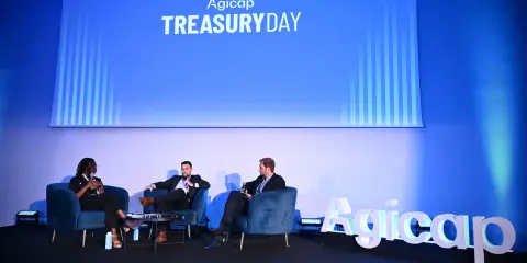Panel di discussione al Treasury Day Agicap. Un responsabile tesoreria e altri relatori discutono su poltrone blu.