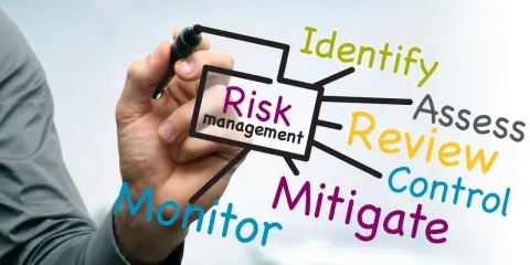Un diagramma illustra i passaggi del **risk management ISO 31000**: Identify, Assess, Review, Control, Mitigate, Monitor.